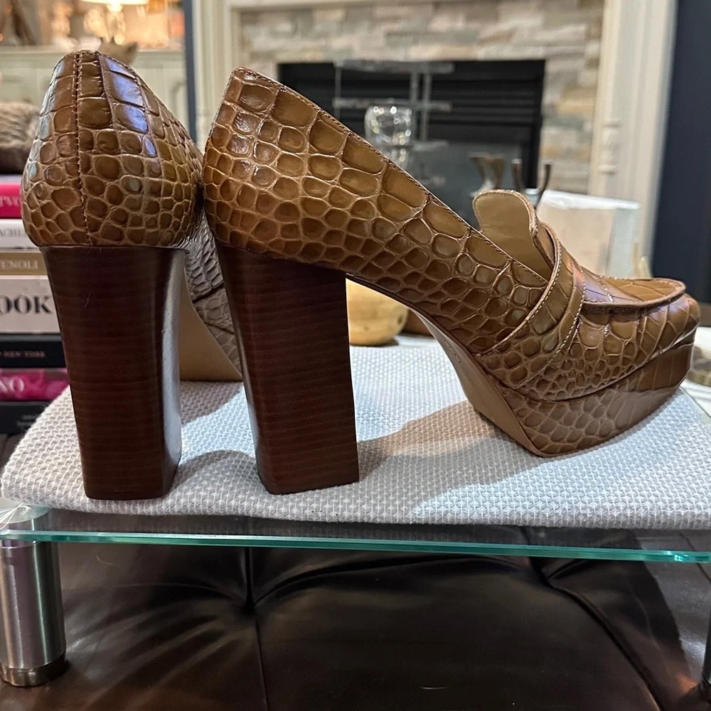 VINCE CAMUTO Mebrana Platform Pump in Brown Embossed Croc, Size 10. EUC Like New